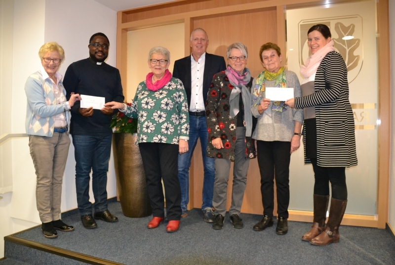 Foto: Rainer Summe-Frankenberg / Bild von links nach rechts: Mechthild Lauxtermann, Kaplan Coffi, Liselotte Frey, Claus Molitor, Christa Mikkin und Elke Igelbrink (Evangelische Melanchthon Kirchengemeinde) und Laura Franke