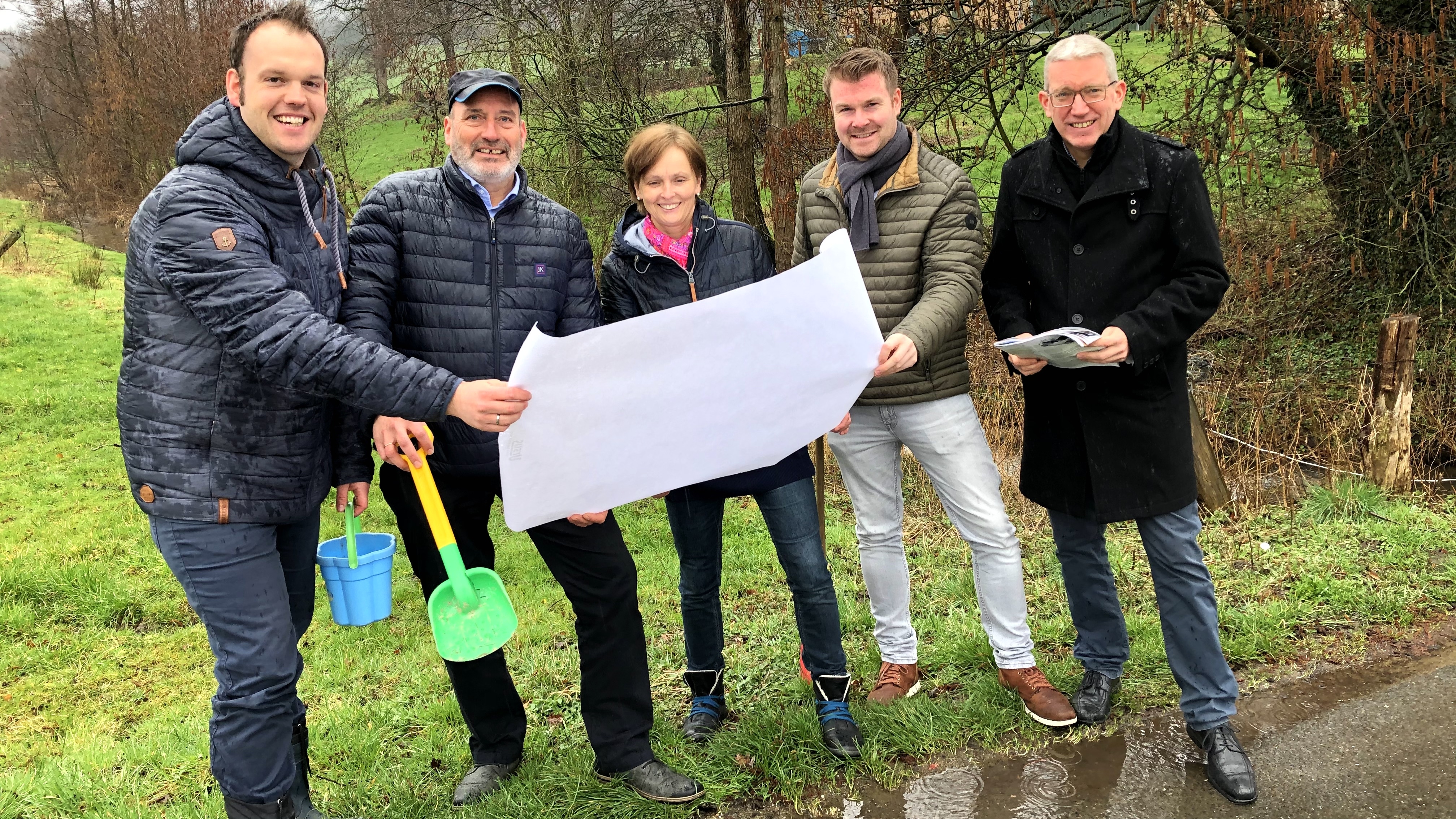 Freuen sich über den Förderbescheid aus Hannover (v.l.n.r.): Bastian Spreckelmeyer, Hermann Buller, Ilka Pötter, Christoph Dransmann, Martin Bäumer (MdL).