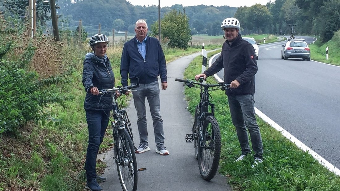 Begegnungsverkehr kaum möglich: Die CDU-Vertreter (von links) Ilka Pötter, Claus Molitor und Christoph Dransmann auf dem gerade einmal zwei Meter breiten Radweg entlang der K301 zwischen Hagen und Holzhausen